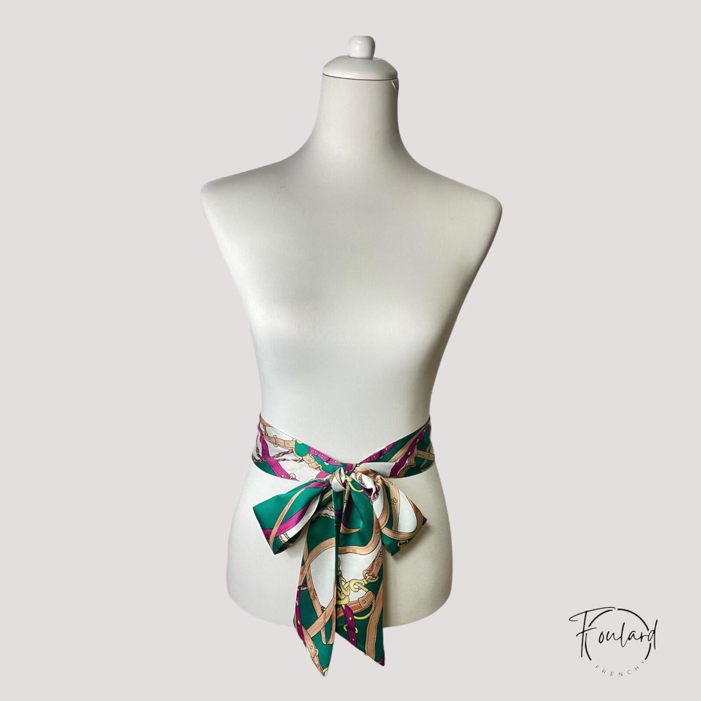 Ceinture foulard satinée verte avec éléments équestres stylisés