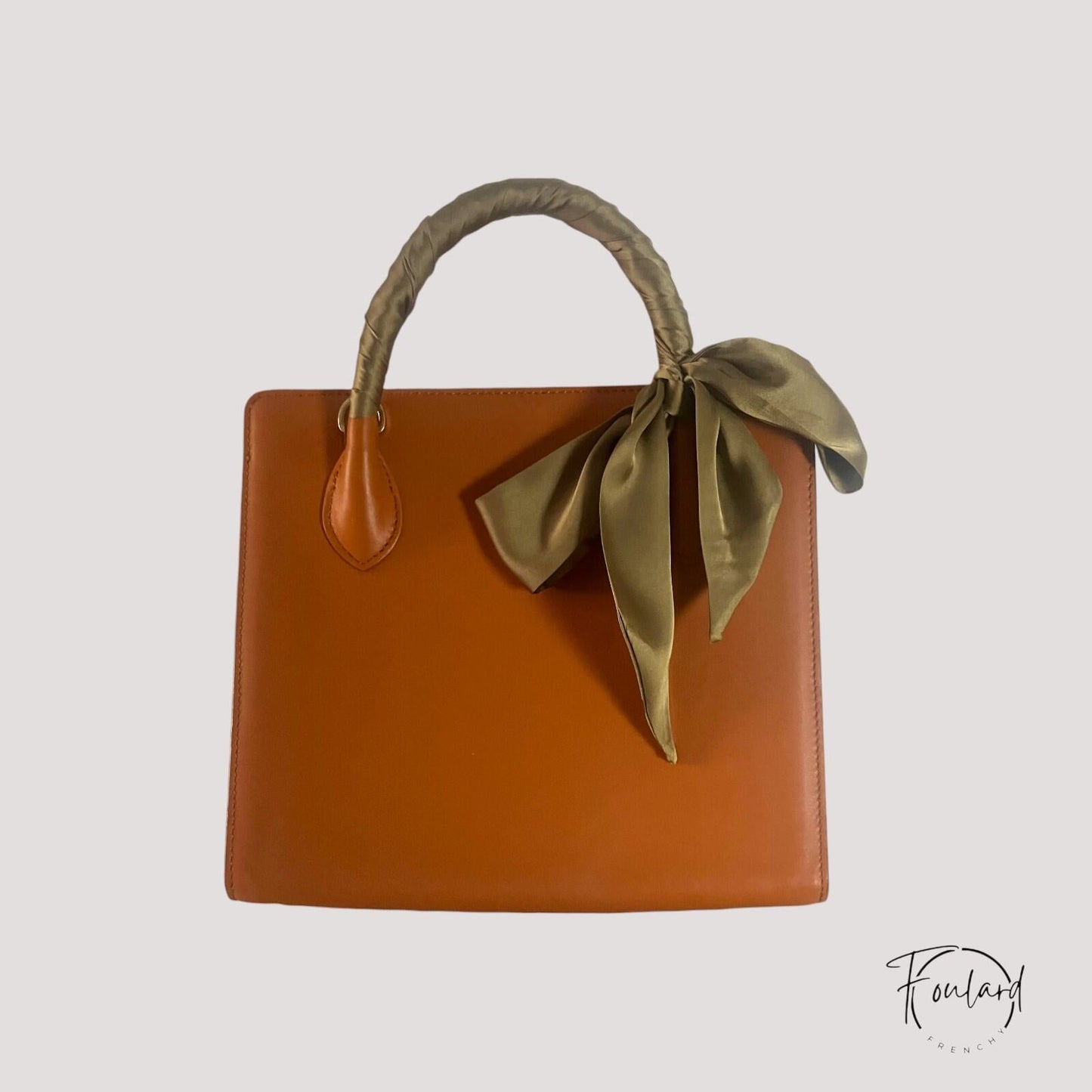 Ceinture foulard satin vert olive sur fond blanc