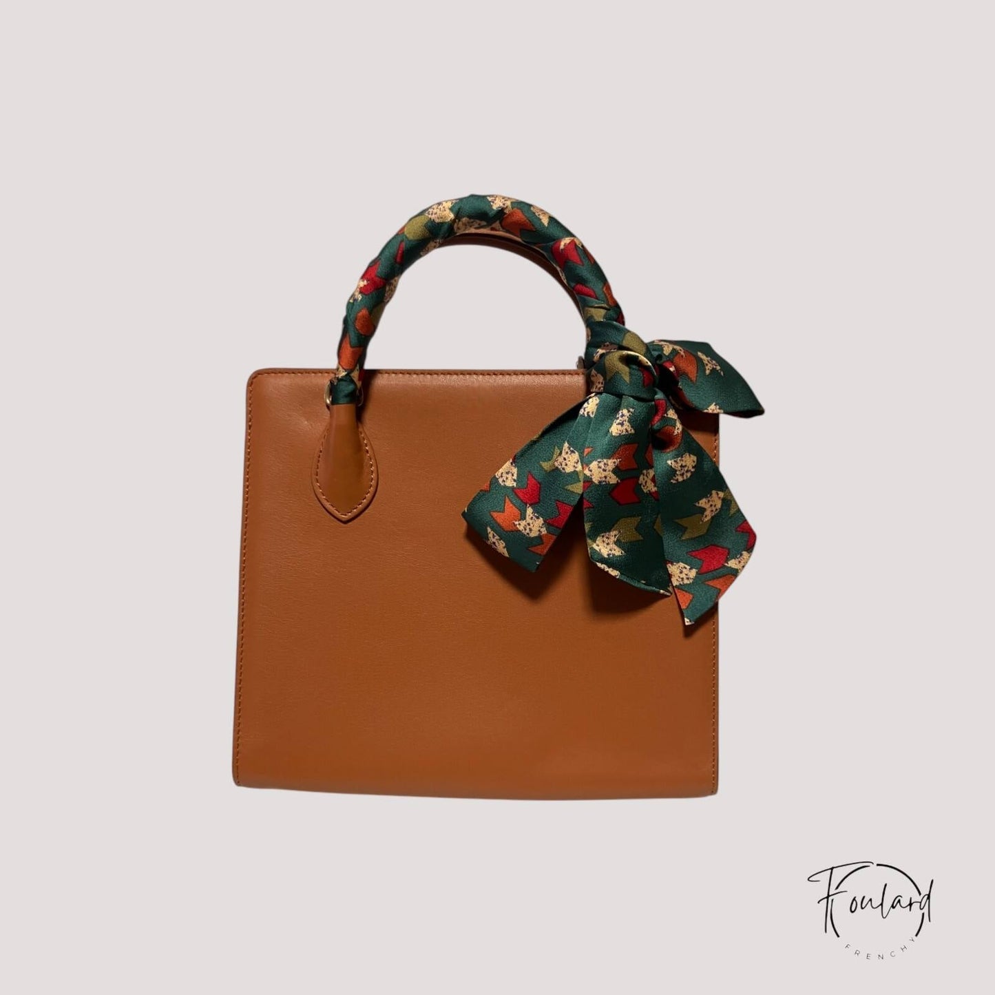 Gros plan sur motifs graphiques de la ceinture foulard