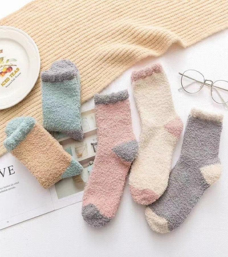 Chaussettes pliées, soulignant le contraste des couleurs