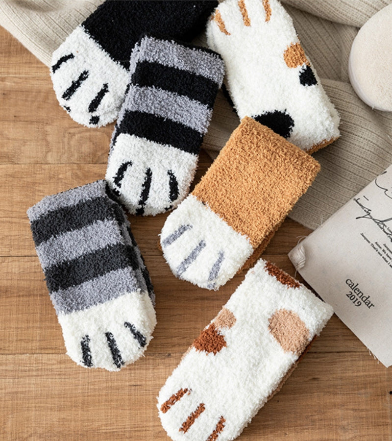 Détail du motif chat sur chaussettes moelleuses mi-mollet