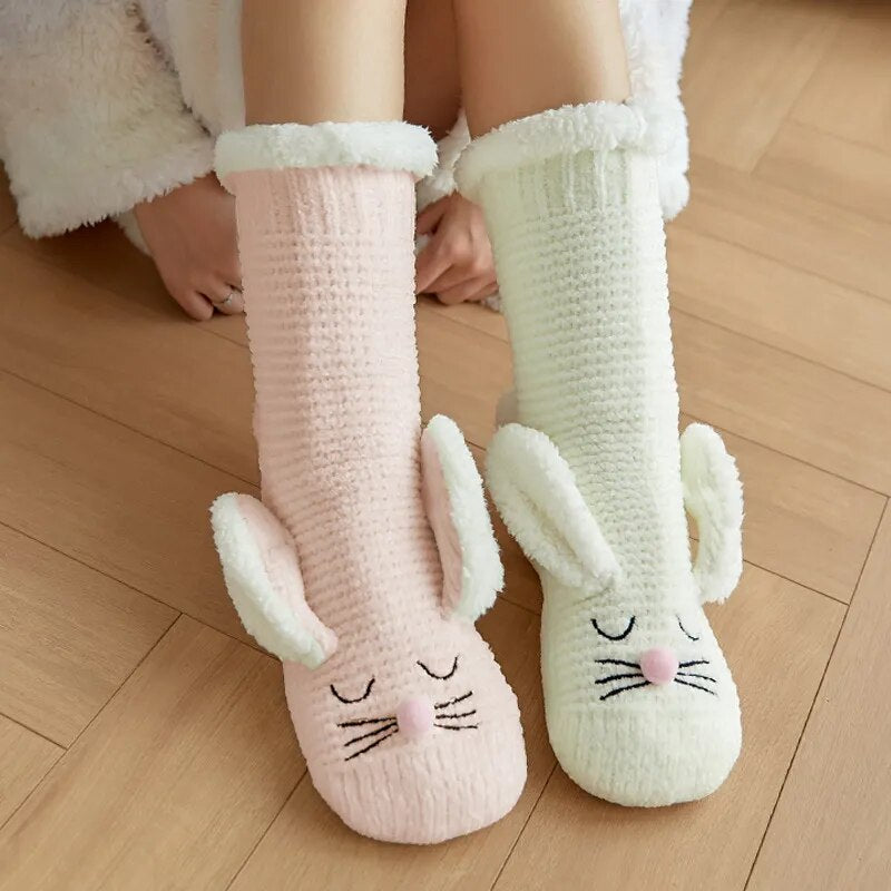 Chaussettes blanches style lapin en Pilou Pilou sur fond neutre