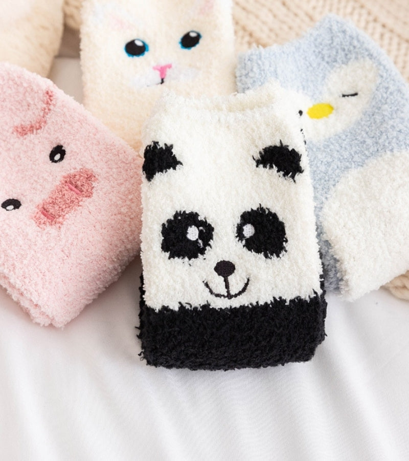 Chaussettes crème avec motif chat sur fond blanc