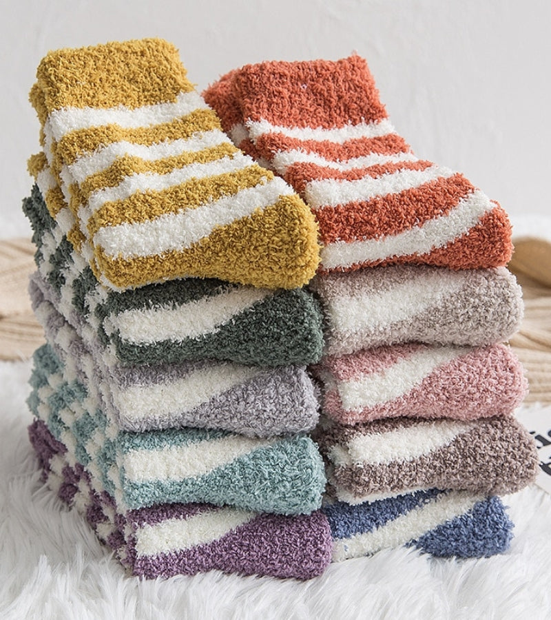 Chaussettes orange rayées blanches en pilou sur fond neutre