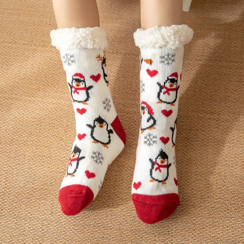 Chaussettes blanches avec motifs cœurs rouges et pingouins