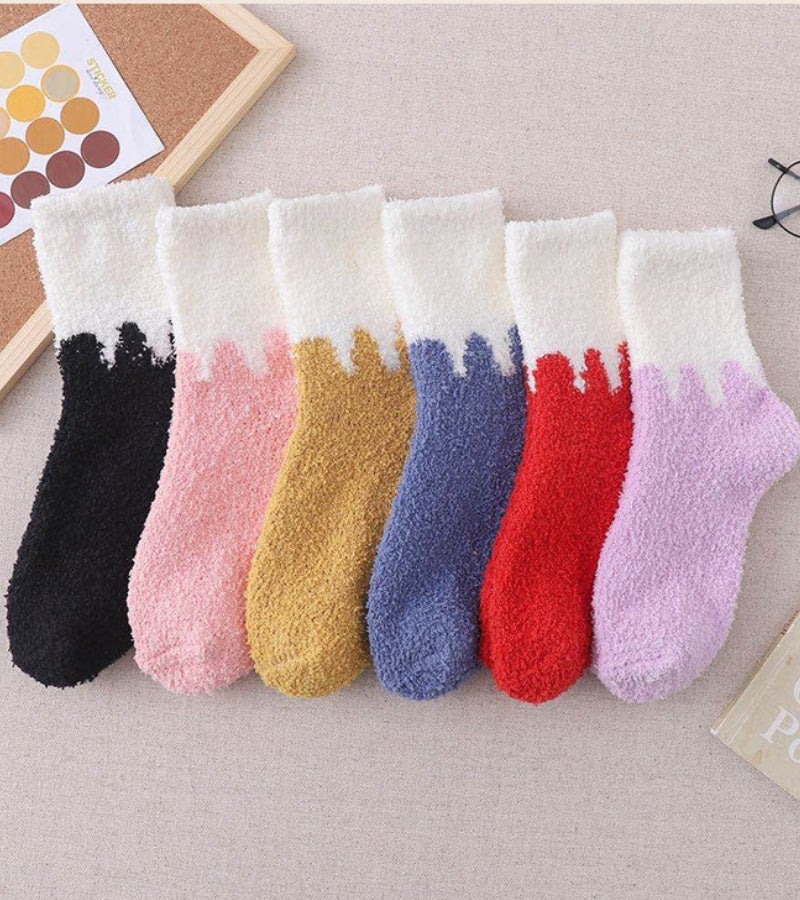 Chaussettes bicolores pliées montrant leur élasticité