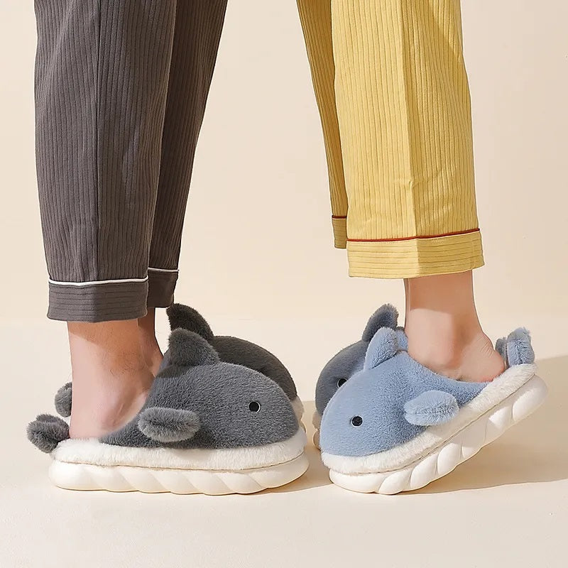 Chaussons amusants en Pilou Pilou posés sur un tapis
