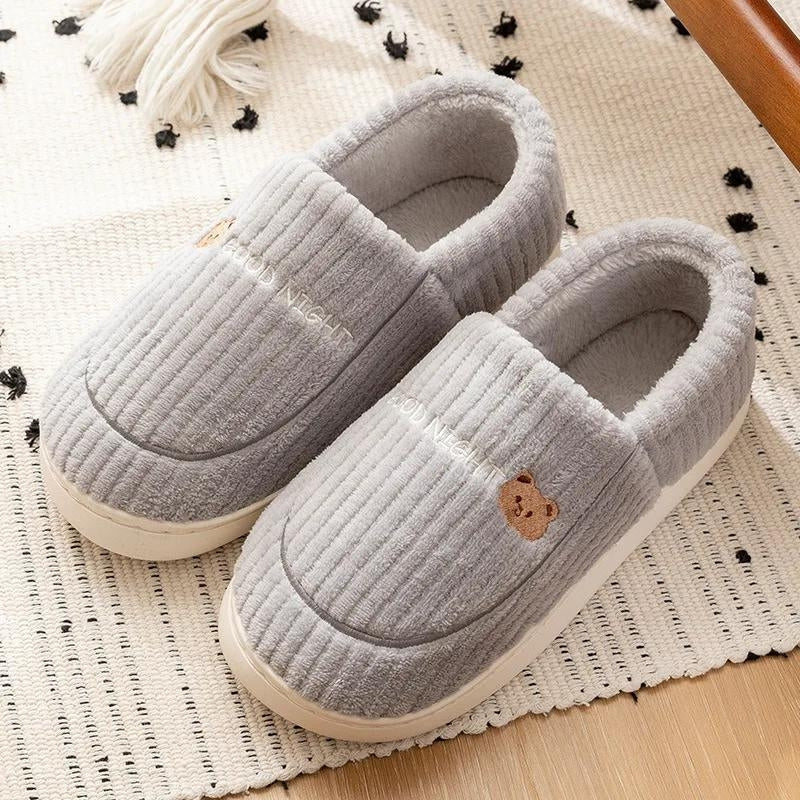 Chaussons gris fermés pour homme en matière douce
