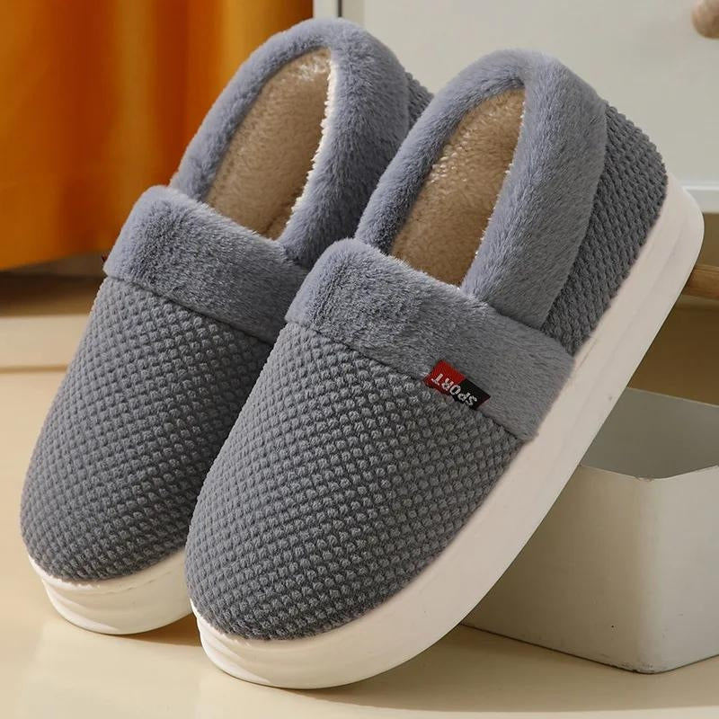 Chaussons gris en Pilou Pilou pour homme sur fond blanc