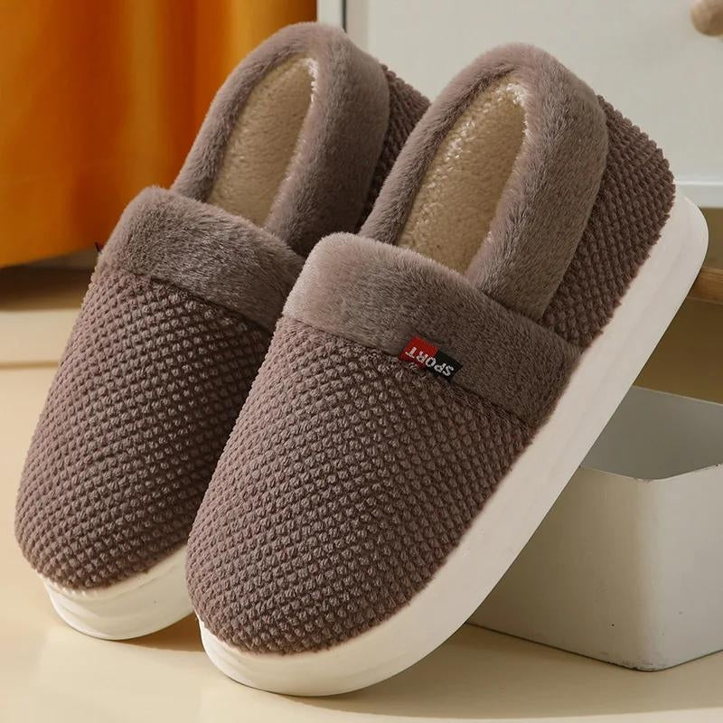 Chaussons marron en Pilou Pilou pour homme sur fond blanc