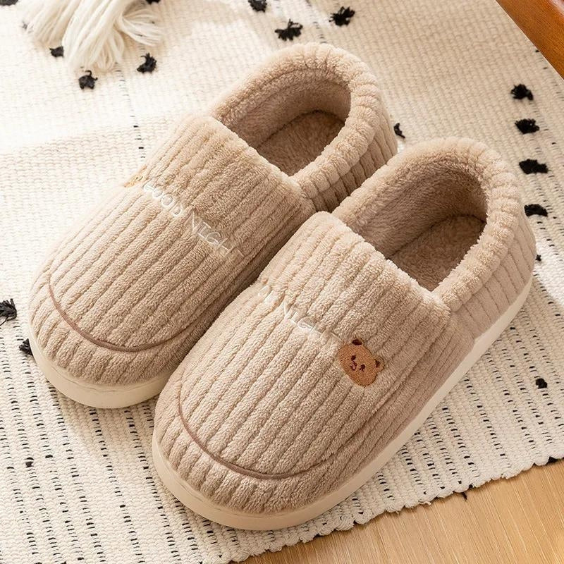 Chaussons homme beige moelleux avec broderie ours et texte
