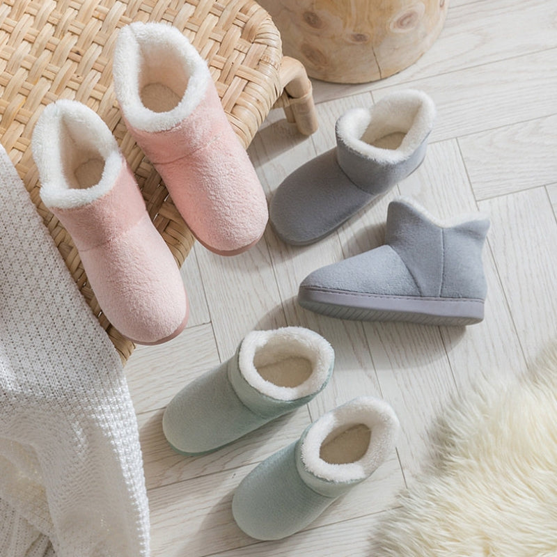 Chaussons rose pastel portés sur un sol carrelé