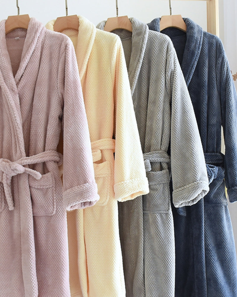 Chemise de nuit gris clair avec col V et poches