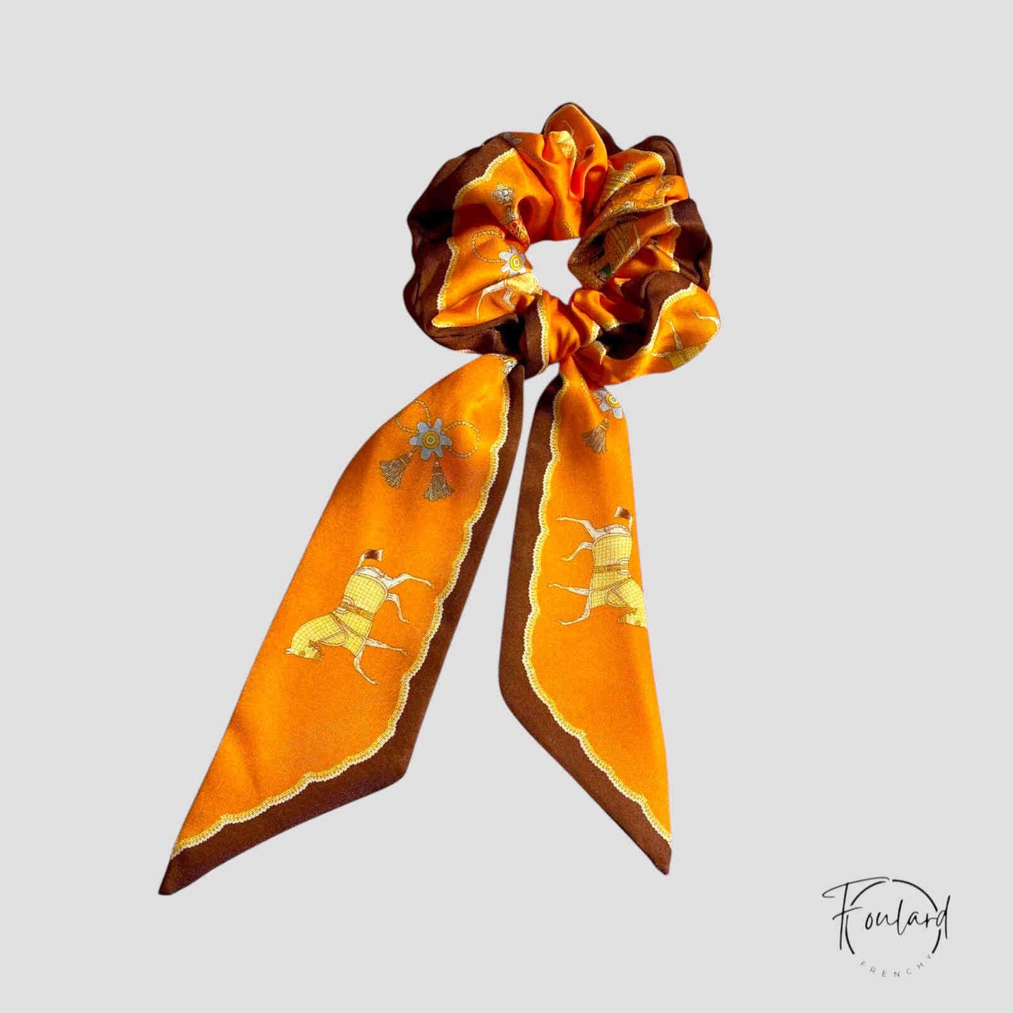 Chouchou foulard orange avec motifs équestres dorés