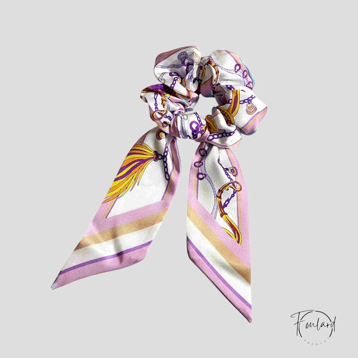 Chouchou foulard parme avec motifs équestres dorés