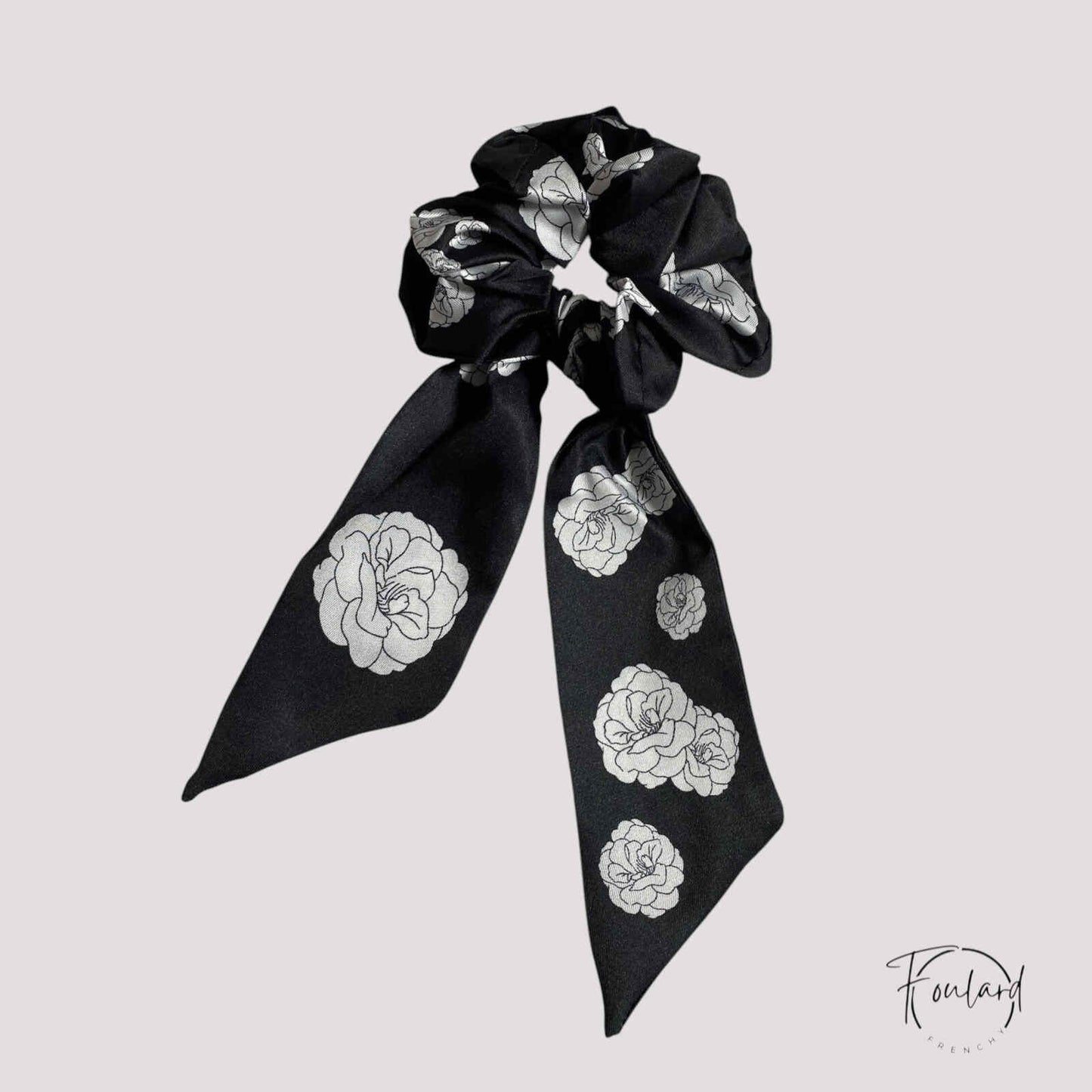 Chouchou foulard noir à motifs floraux blancs contrastés
