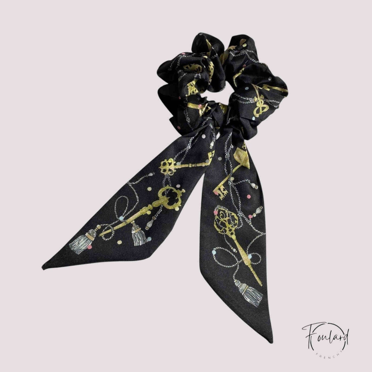 Chouchou foulard noir avec motifs clés dorées élégants