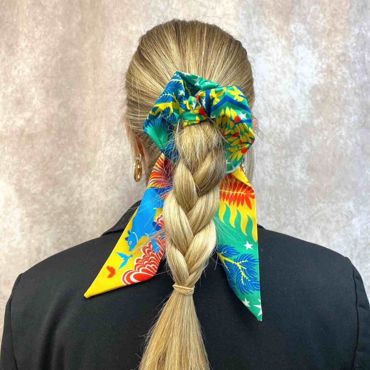 Chouchou foulard multicolore avec motifs tropicaux sur fond blanc