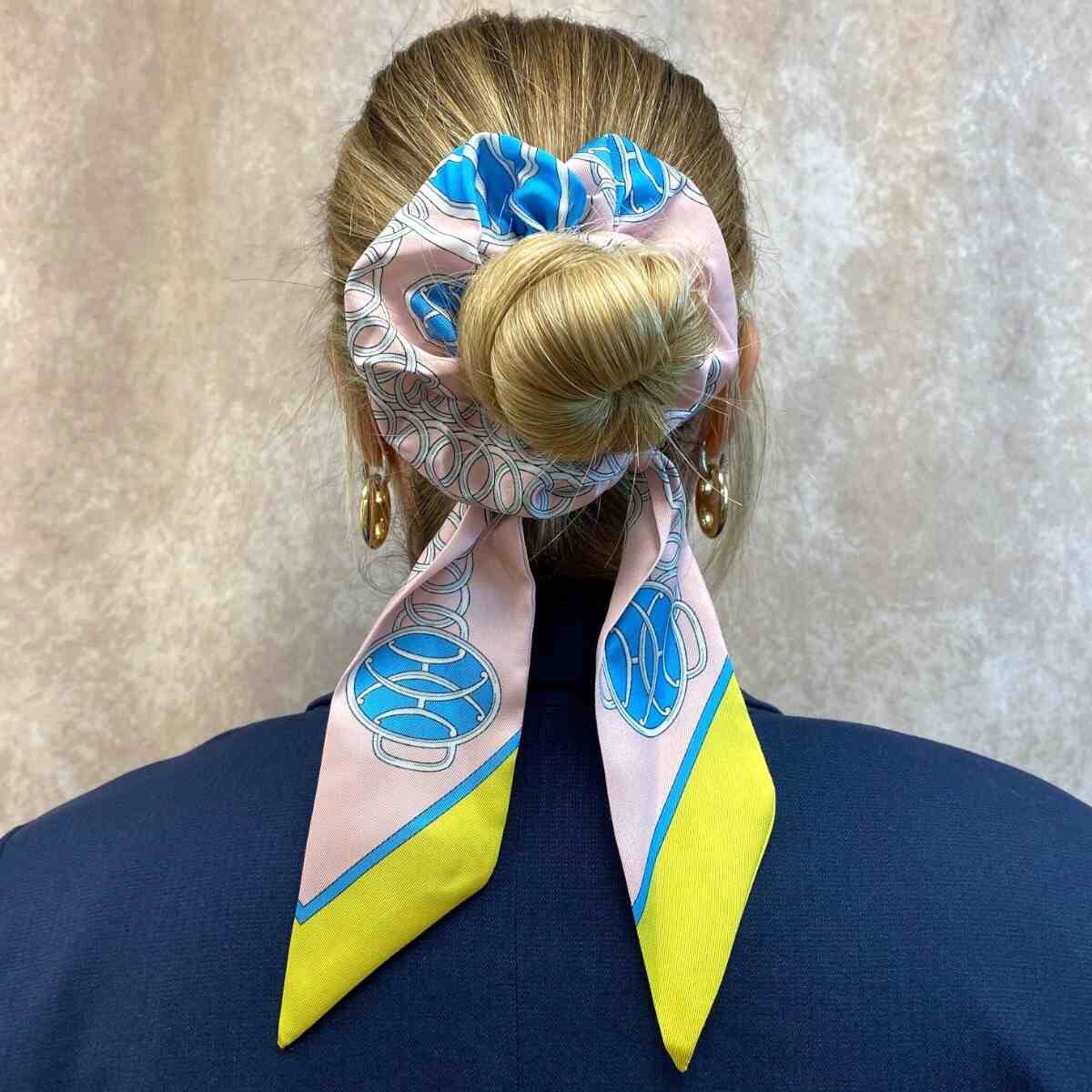 Chouchou foulard rose et jaune avec médaillons bleus