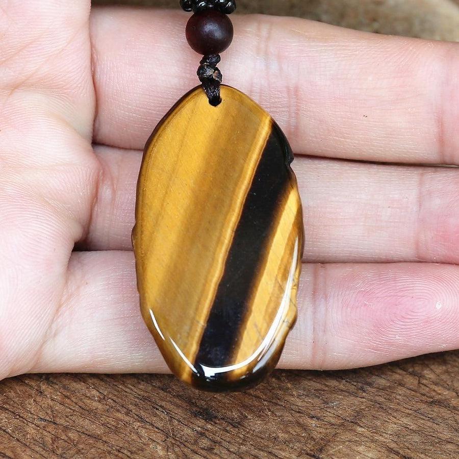 Vue rapprochée du pendentif Guanyin en pierre protectrice
