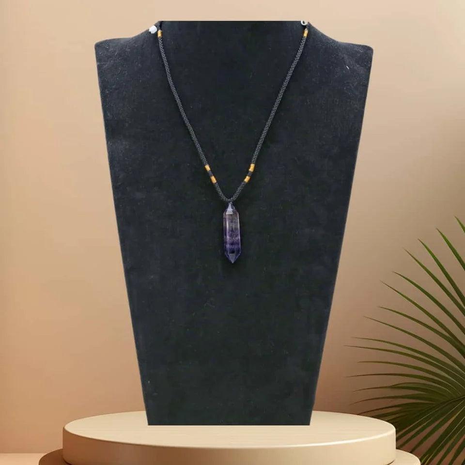 Collier avec pendentif en fluorite mauve sur fond blanc