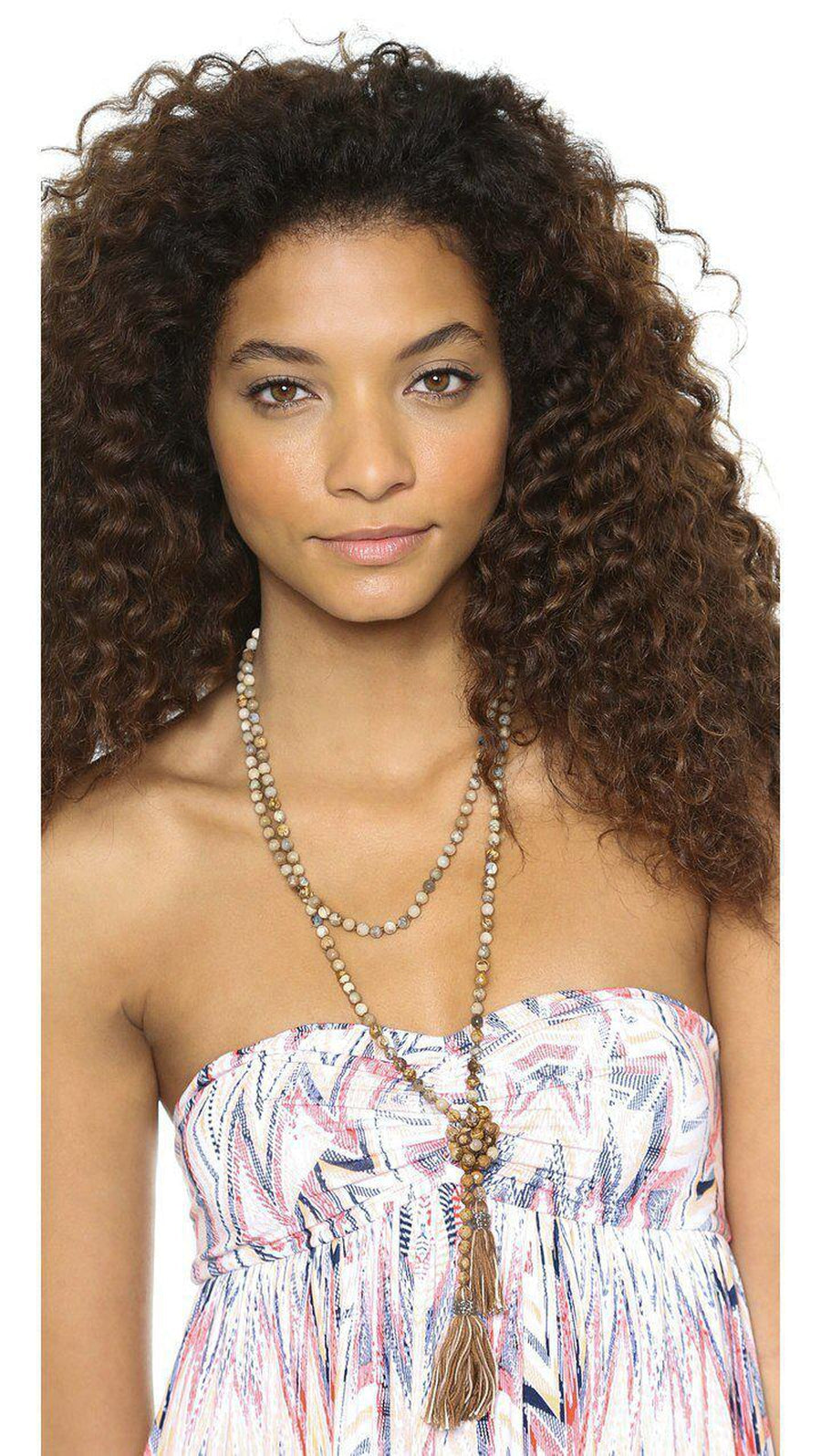 Gros plan sur les pompons du collier en agate