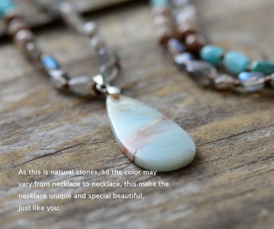 Collier étalé montrant les nuances de pierres