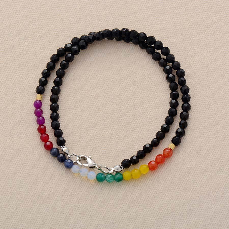 Fermoir mousqueton du collier en gros plan