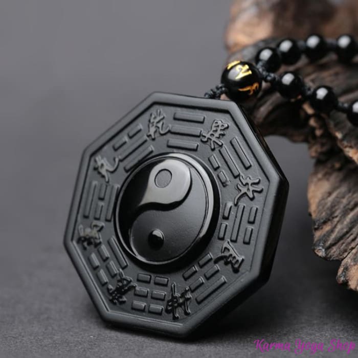 Détail des perles noires et pendentif sculpté en obsidienne