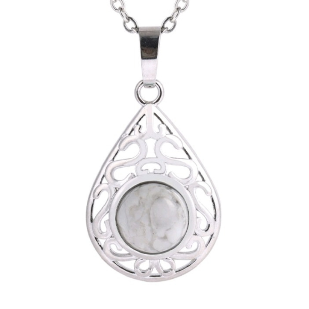 Détail du pendentif goutte avec pierre travaillée