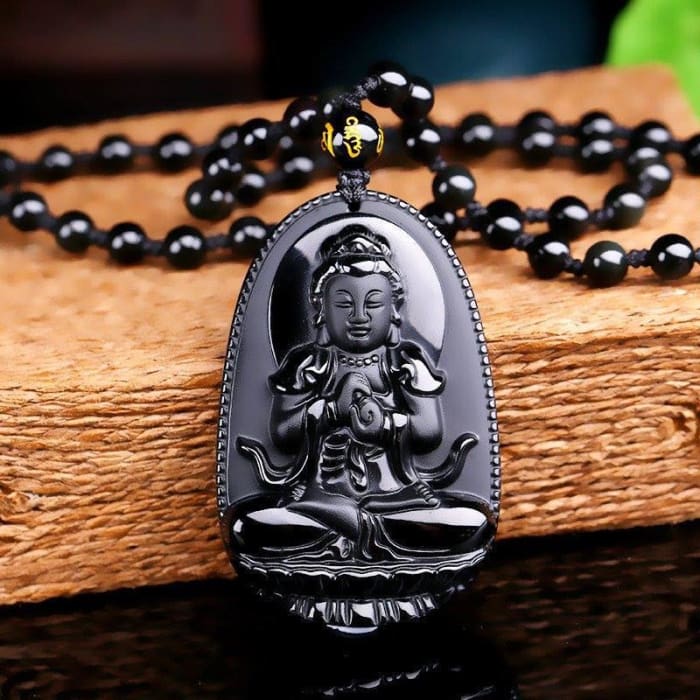 Pendentif Bouddha en obsidienne noire sur collier de perles