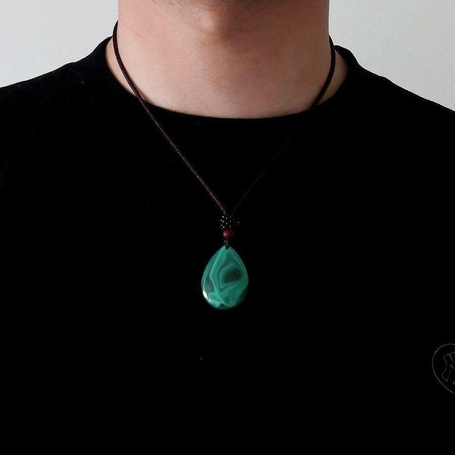 Gros plan sur pendentif malachite et perles en bois