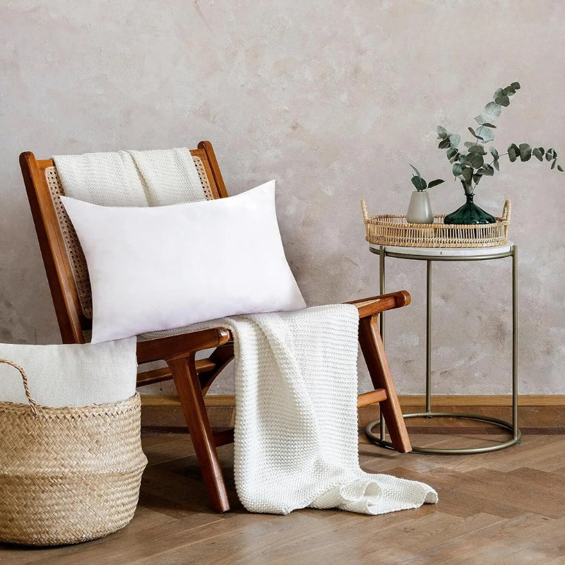 Coussin blanc premium sur fond neutre, texture douce visible