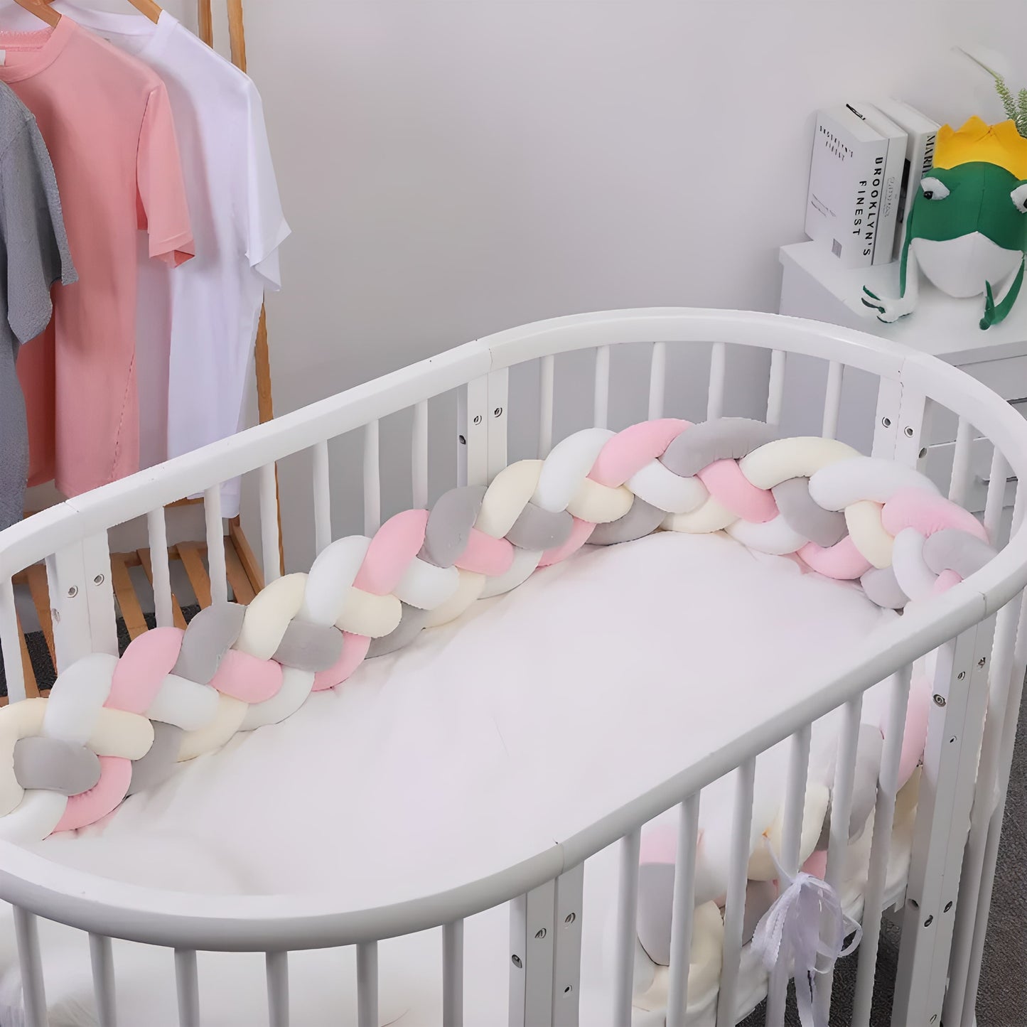 Tour de lit bébé tressé en coton gris et blanc