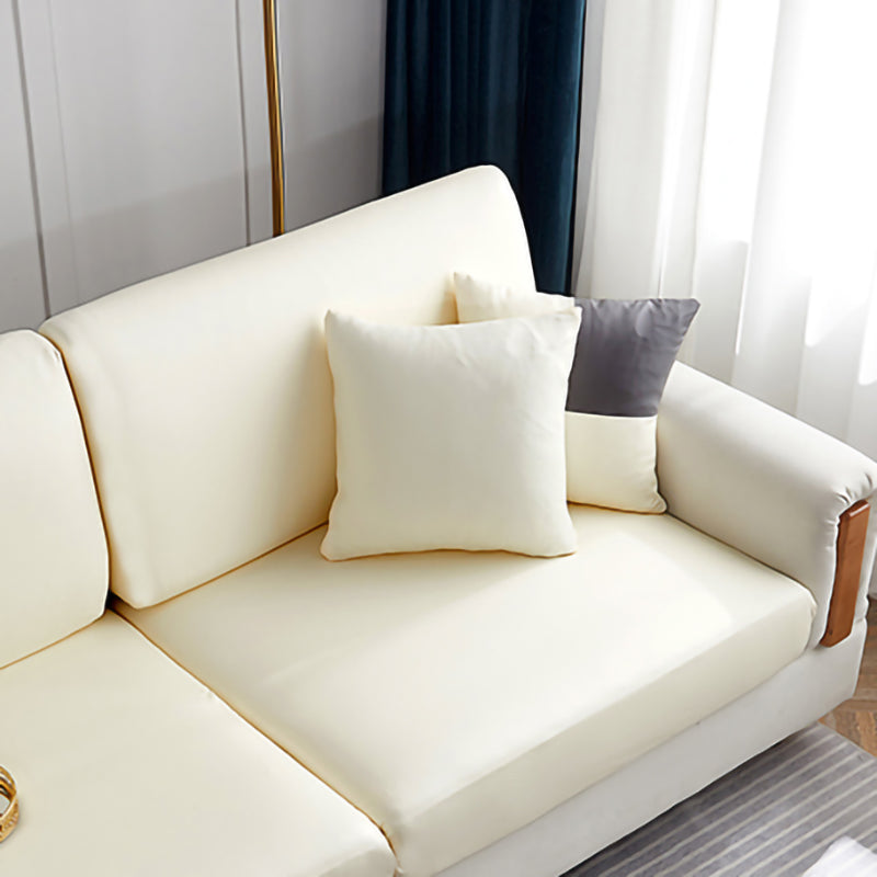 Housse de coussin en simili cuir beige sur canapé moderne