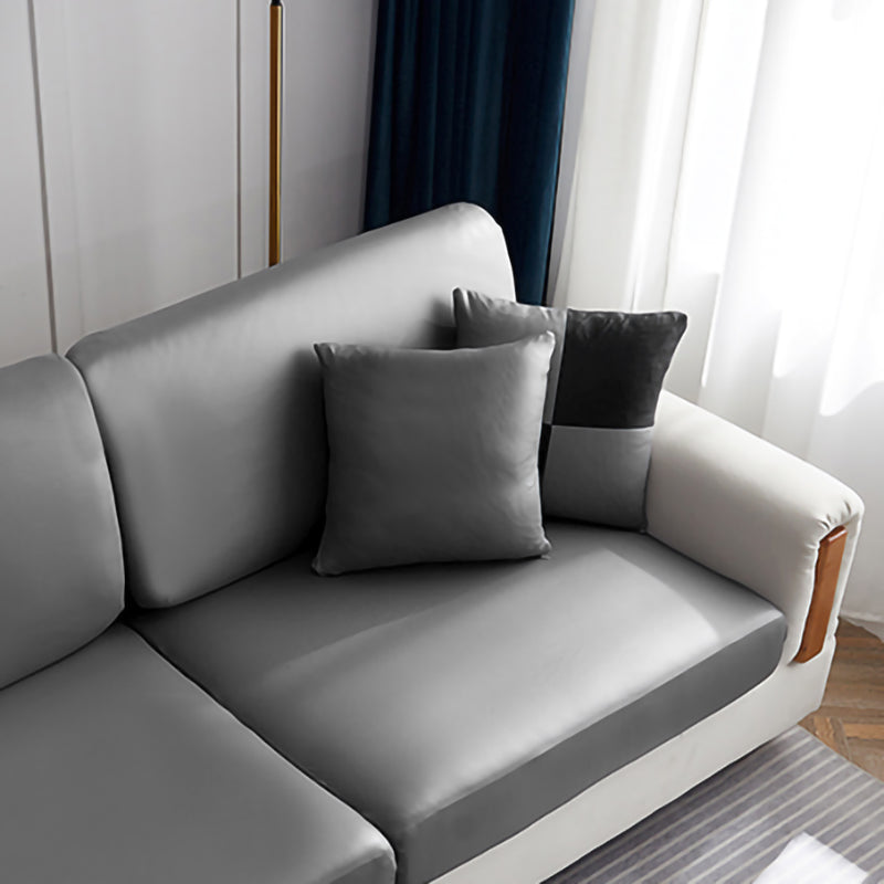 Housse de coussin simili cuir beige sur canapé moderne