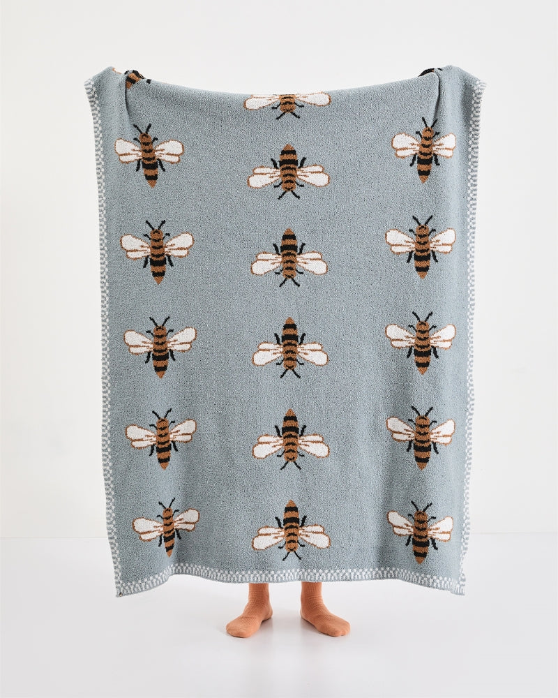 Couverture posée sur un fauteuil, ambiance cocooning