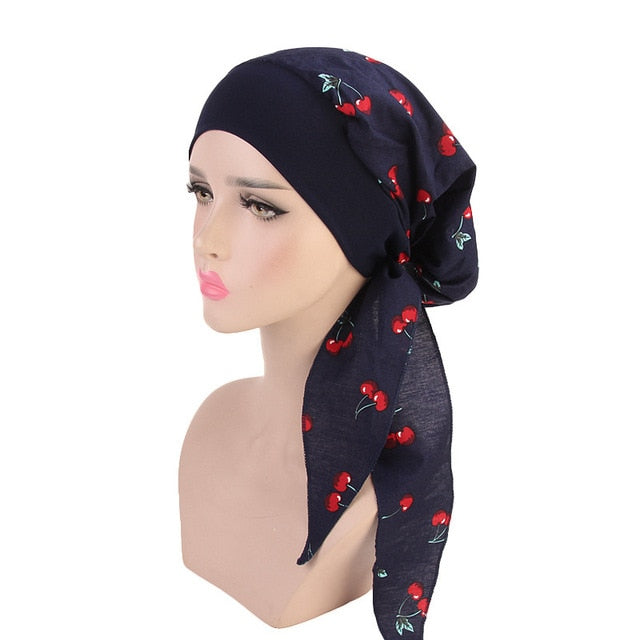 Foulard bleu marine avec motifs cerise pour cheveux