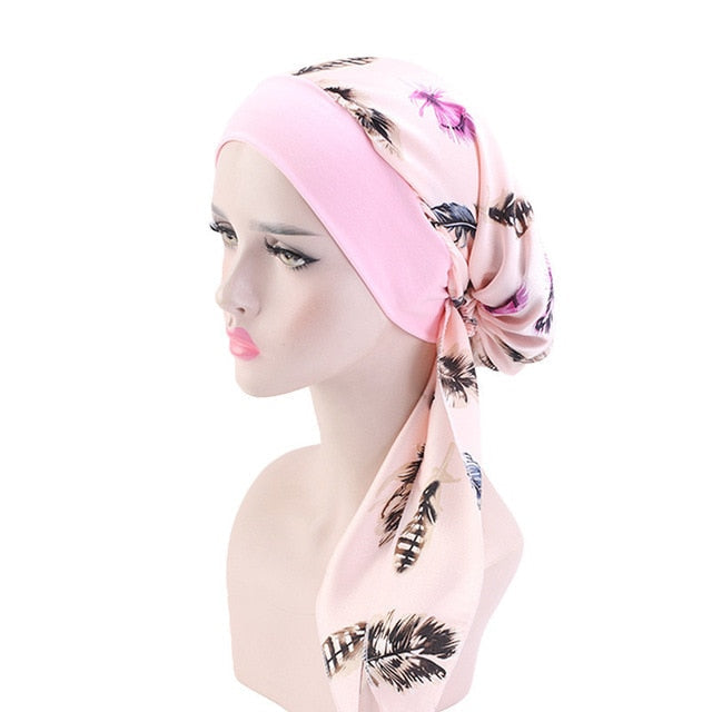 Foulard rose avec bandeau intégré et motif plumes