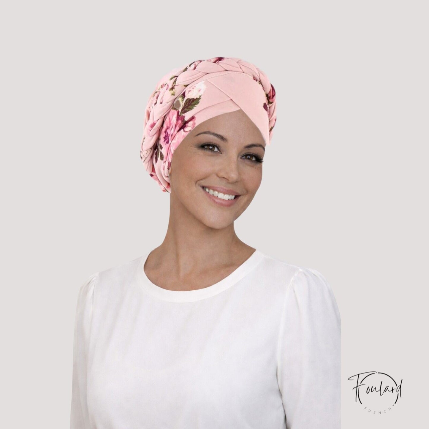 Foulard turban rose à motif floral sur fond blanc