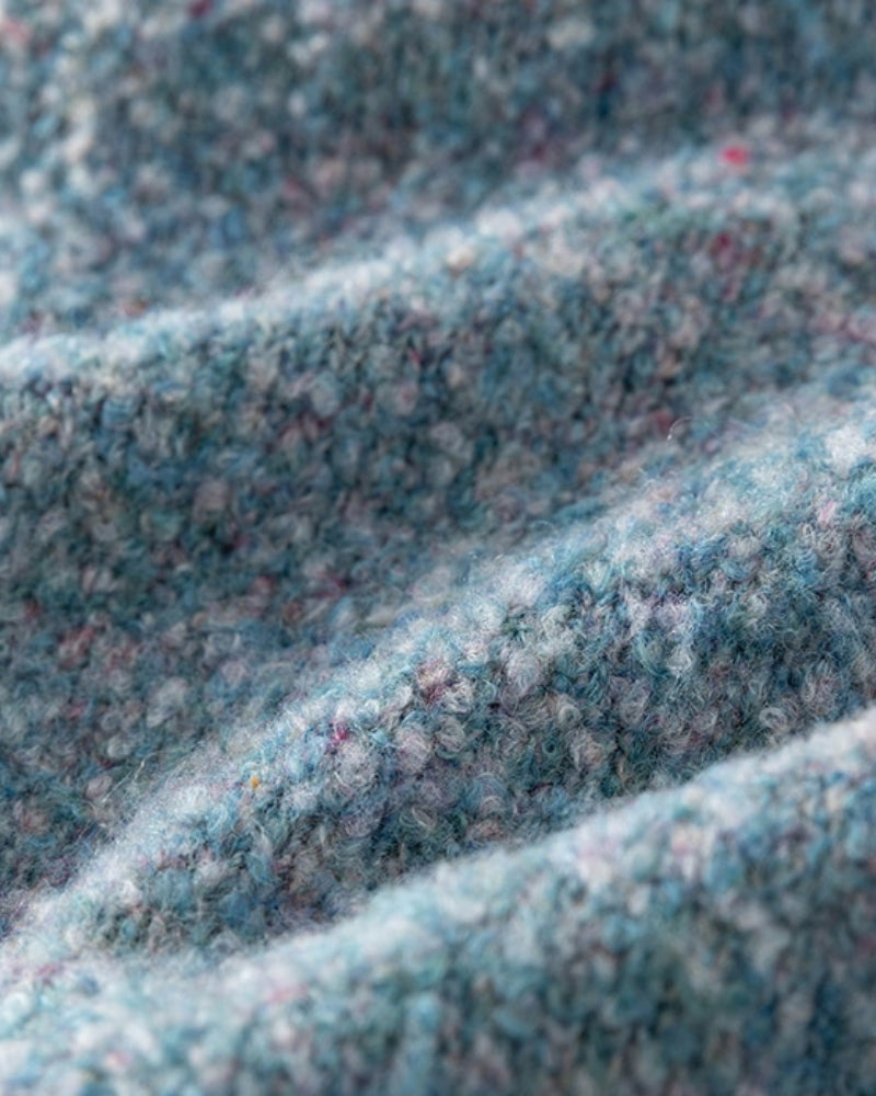 Gros plan sur la texture douce du gilet en laine