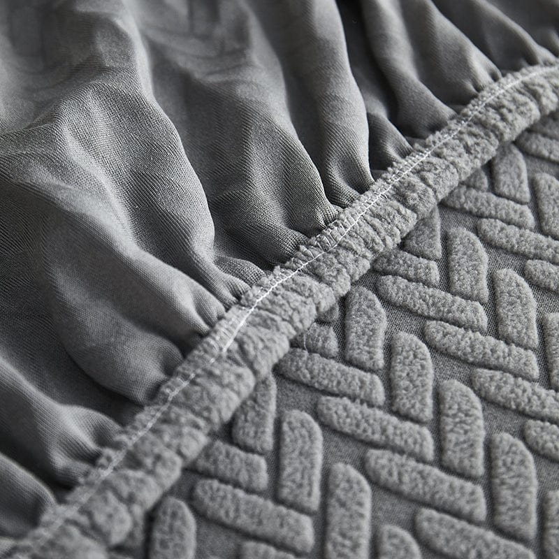 Housse polaire grise enveloppant un coussin, vue de dessus