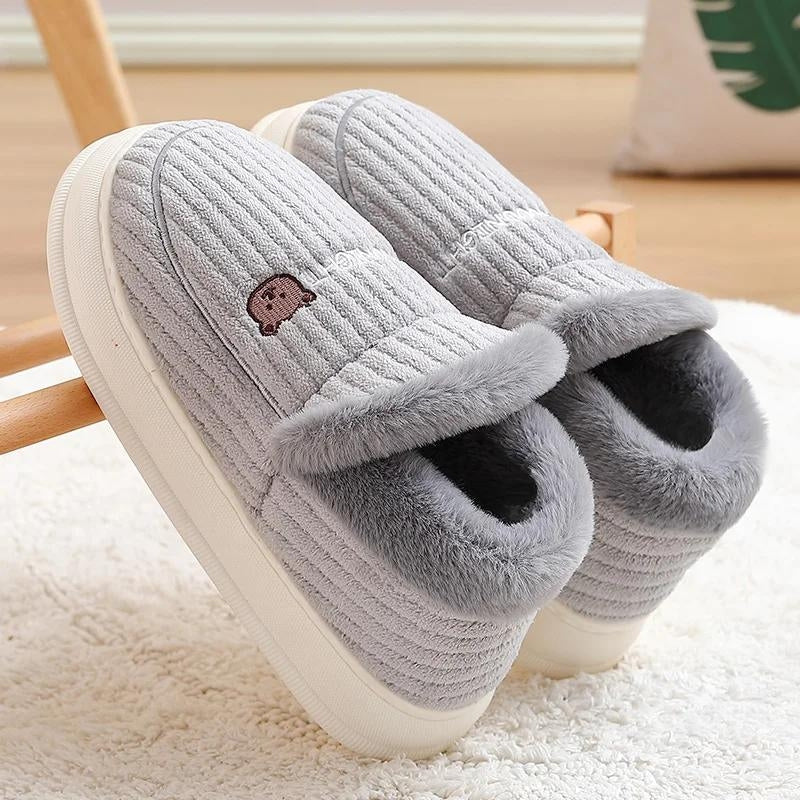 Gros chaussons gris en Pilou Pilou avec broderie ours