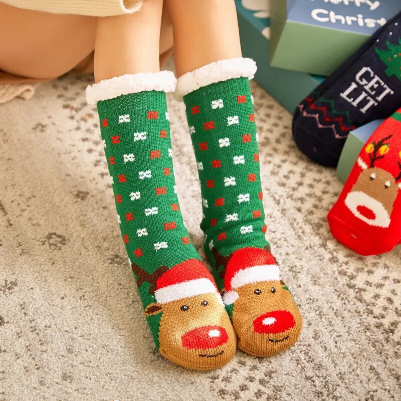 Chaussettes vertes en Pilou Pilou avec motifs renne et hiver