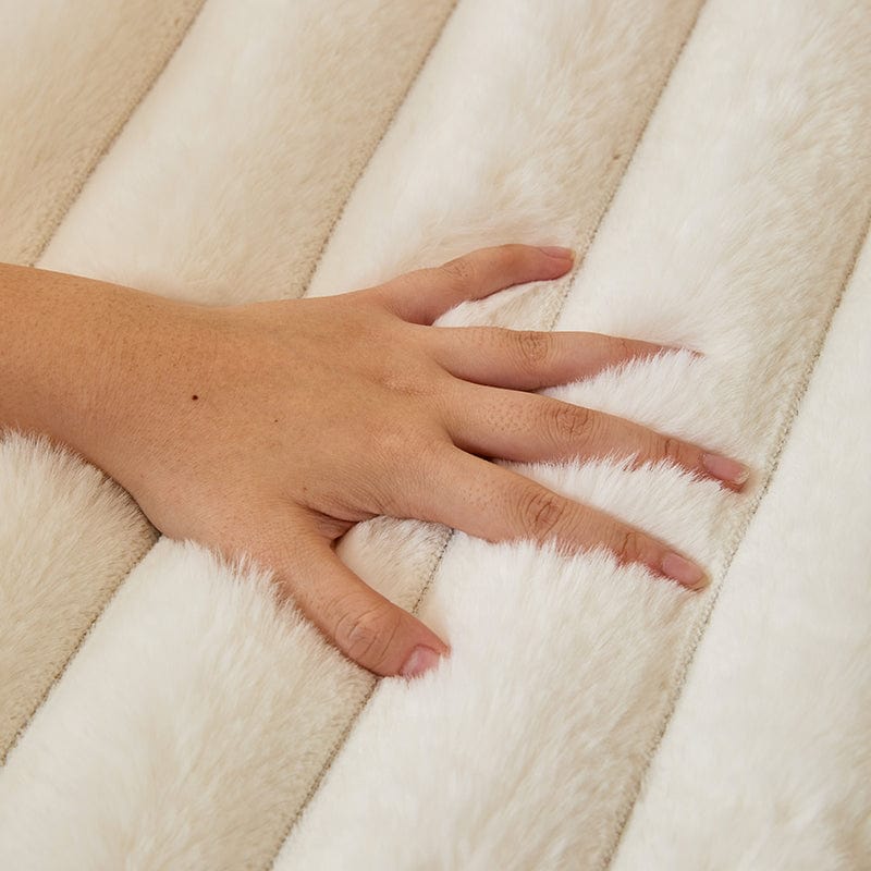 Texture détaillée de la fausse fourrure blanche et moelleuse