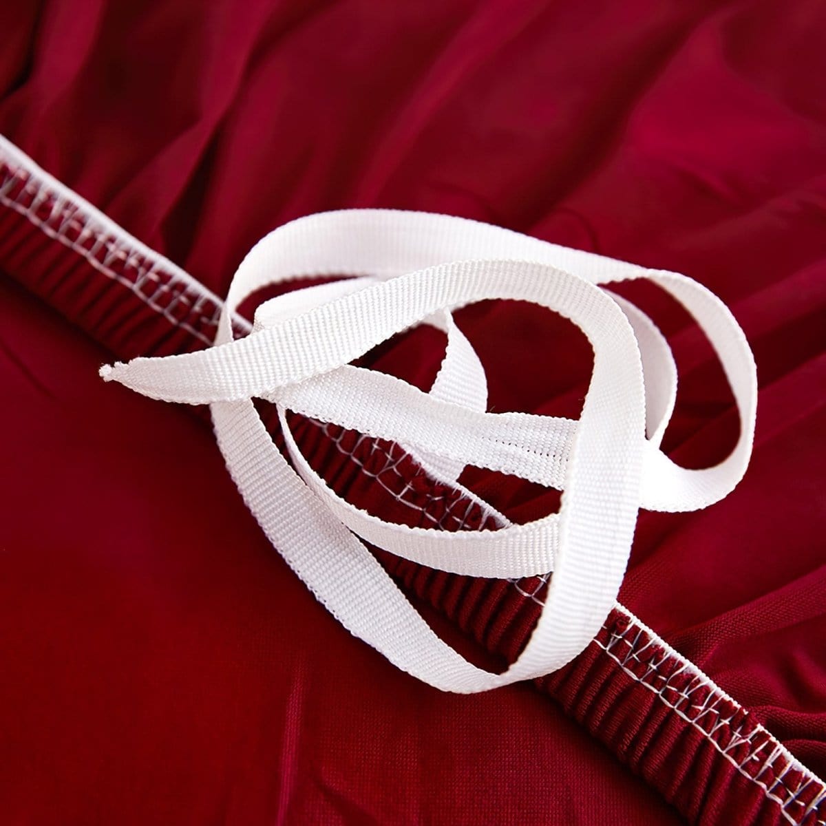 Housse bordeaux montrant sa compatibilité avec différents canapés