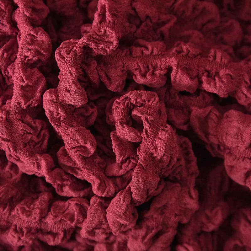 Zoom sur la résistance du tissu bordeaux aux griffes