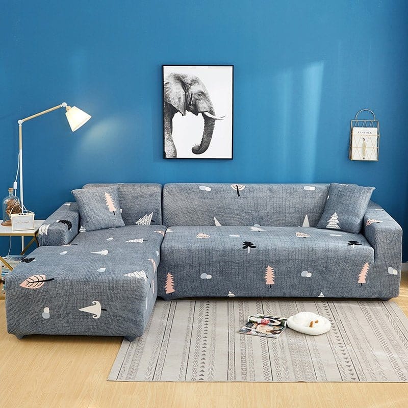 Housse extensible grise sur canapé droit dans salon moderne