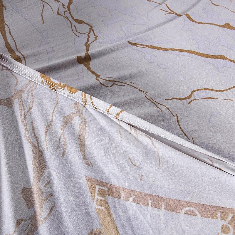Housse extensible ajustée sur un canapé, motif marbre doré