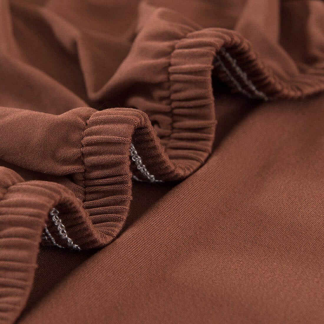 Détail du tissu extensible marron sur un canapé